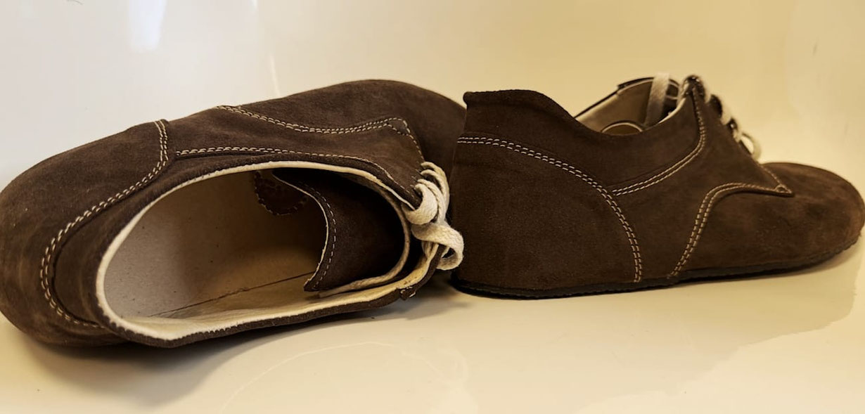 Barfußschuhe aus chocolate Wildleder in der richtigen Größe