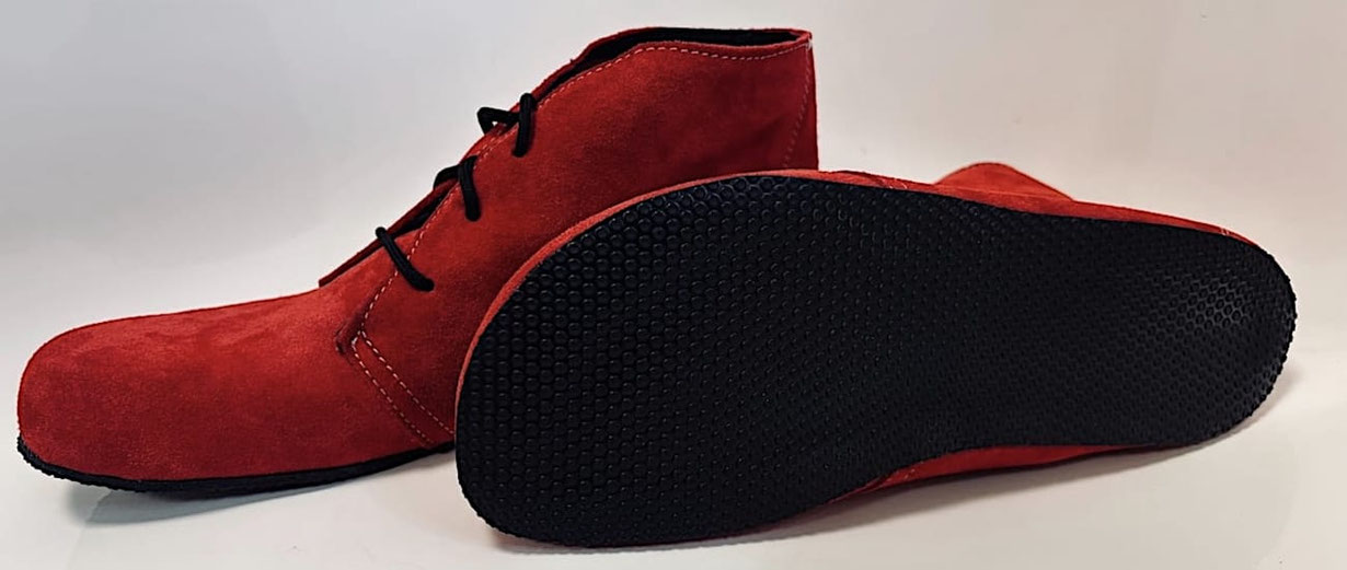 Handgefertigte Deutsche Barfußschuhe aus rotem Wildleder mit 3 mm Naturkautschuksohle