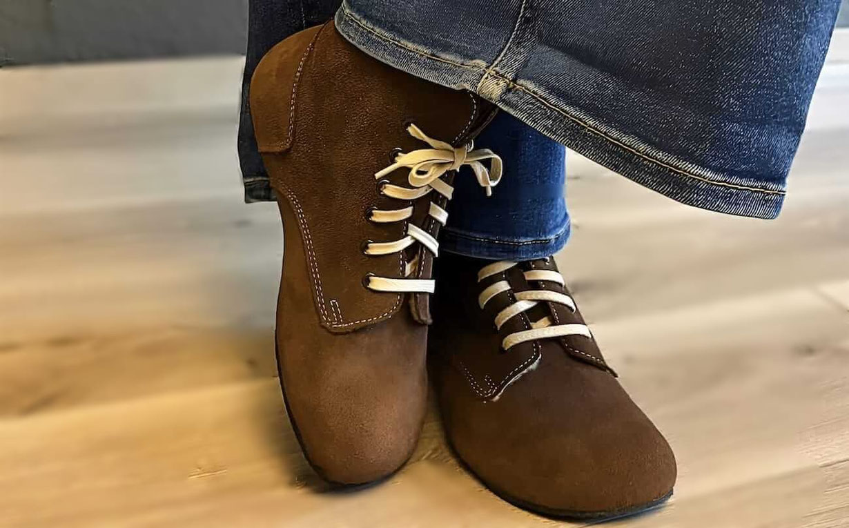 Unisex Pure Barfußschuhe Wildleder Braun am Fuß