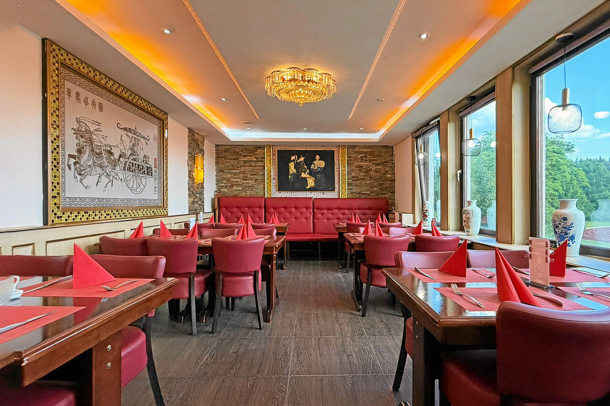 Separater Restaurantbereich mit roten Sesseln im China Restaurant Mayflower