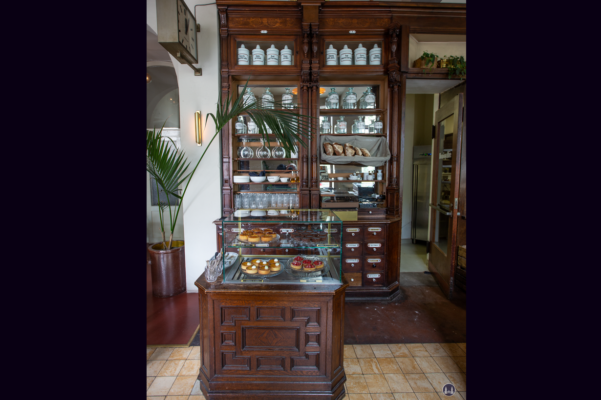 Oranien - Apotheke und Brasserie Ora, Berlin - Kreuzberg. Blick auf die Kuchentheke.