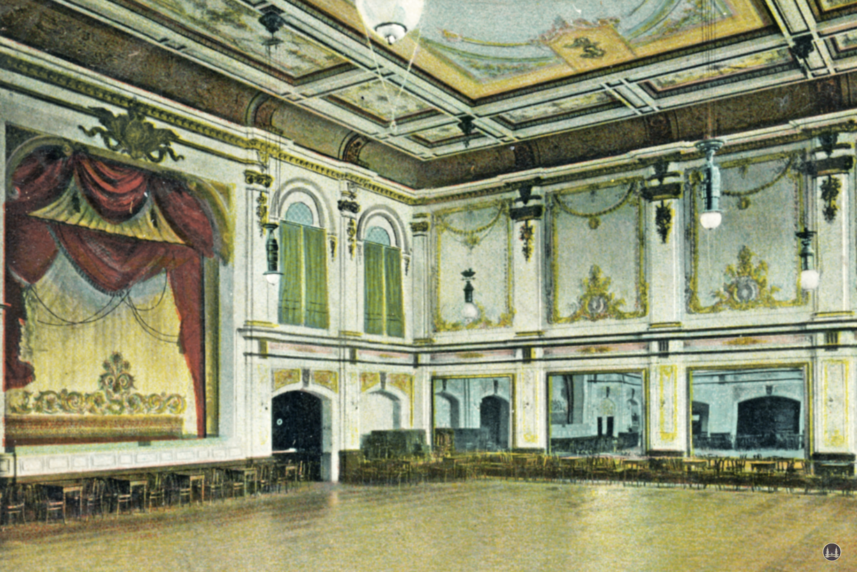Das Tempelhofer Tivoli an der Friedrich - Karl - Straße. Der Tanzsaal mit Theaterbühne.