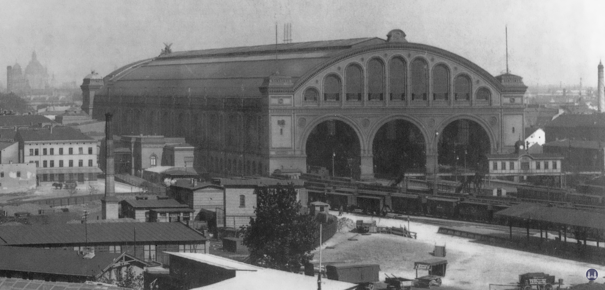 Blick auf das Vorfeld des Anhalter Bahnhofs