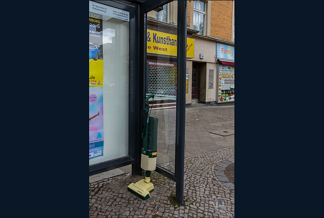 BVG - Buswartehäuschen Drakestraße in Lichterfelde - West. Staubsauger sucht Herrchen oder Frauchen.