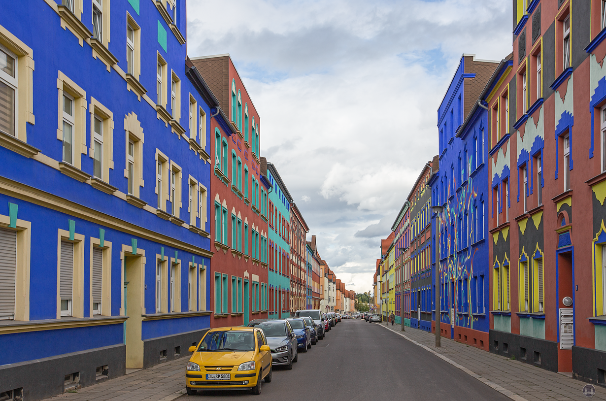 Blick in die Otto-Richter-Straße in Magdeburg mit den bunten Hausfassaden Bruno Tauts und Carl Krayls...