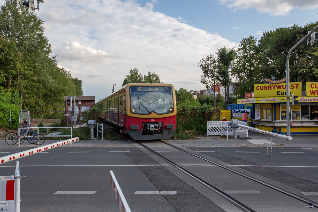 Der Bahnhof Lichtenrade. Neuer Bahnübergang. Noch mit Maximilian- Currywurststand.