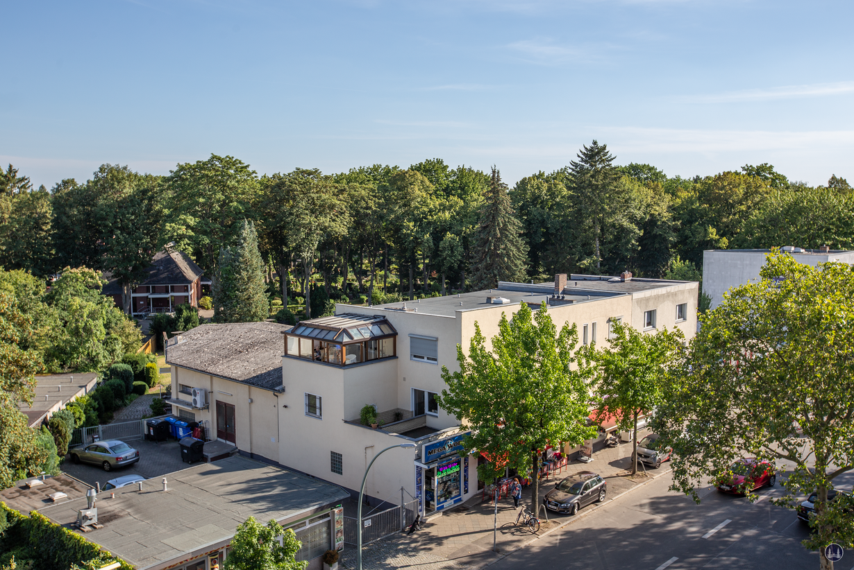 Die Roma - Lichtspiele in Lichtenrade. Blick auf den Gebäudekomplex von oben.