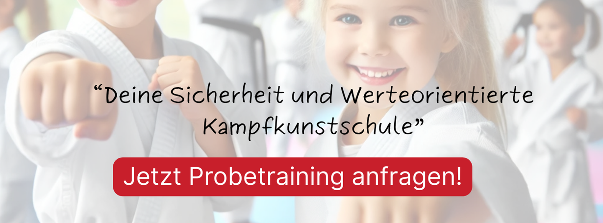 Auf dem Bild, Mädchen im Karate Anzug, lächelt, Spaß, Freude, Technik. 