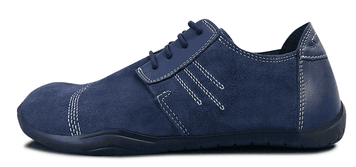 Flacher Barfußschuh komplett aus blauem Veloursleder mit weißen Nähten einer schwarzen Laufsohle und blauen Senkeln