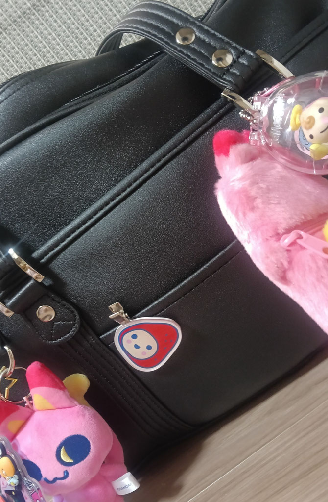 これは最近買ったスクバです😆︎好きなたまごっちのキャラクターを付けてます!
