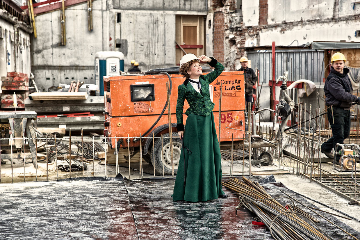 remiere am 26. November im Cuvilliéstheater WIENER BLUT  Operette von Johann Strauß, für die Bühne bearbeitet von Adolf Müller jun., Libretto von Viktor Léon und Leo Stein  14. November 2014  Unsere nächste Premiere ist WIENER BLUT von Johann Strauß, eine