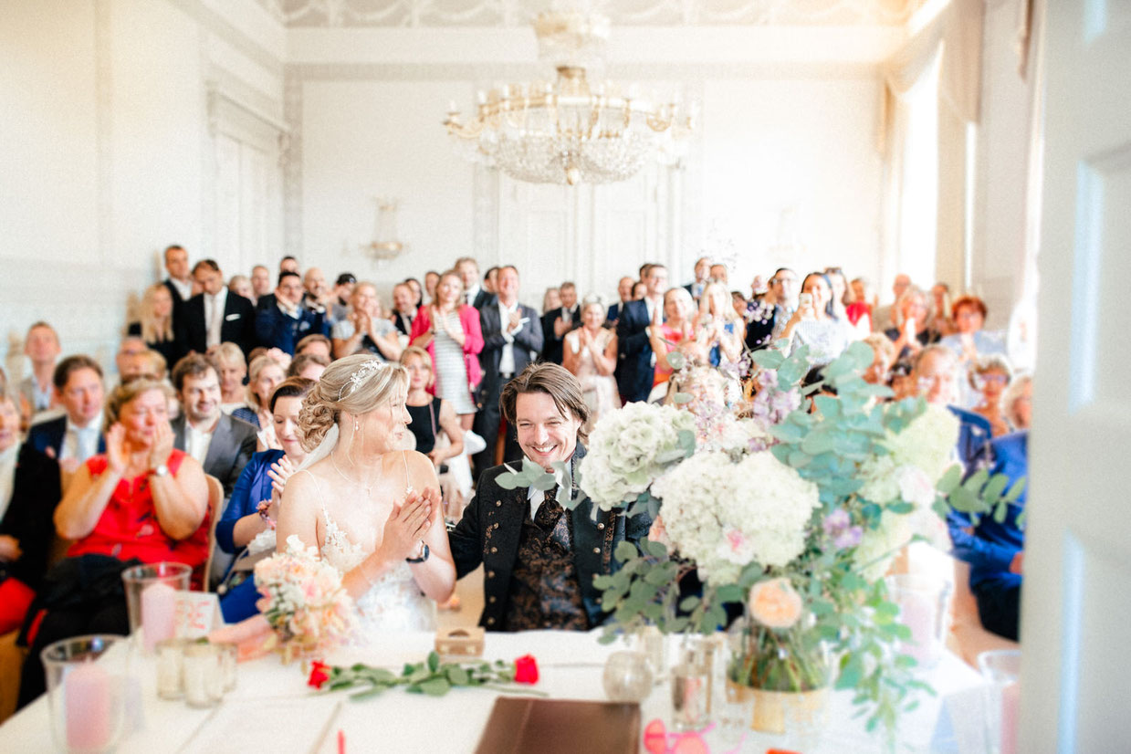 Brautpaar mit Gästen während der Trauung im Jenisch Haus Hamburg - Standesamt Fotograf FOTOFECHNER Lüneburg
