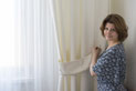 Versandreinigung-mueden.de, Geschäftskunden,  Gardinenreinigung, Bild von Frau mit Gardinen