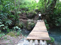 Holzbrücke über den Fluss