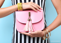 Versandreinigung-mueden.de, Geschäftskunden, Ledertaschenreinigung, Bild zeigt Dame mit rosa Lederhandtasche