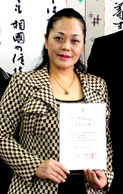 プロレベル歌手認定を中山義隆石垣市長に報告した来間高子さん=9日午後、市長室