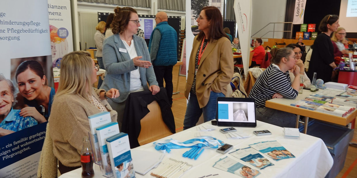15 Aussteller zeigten beim Markt der Möglichkeiten in Losheim ihre Angebote für das Leben im Alter. © Ute Keil