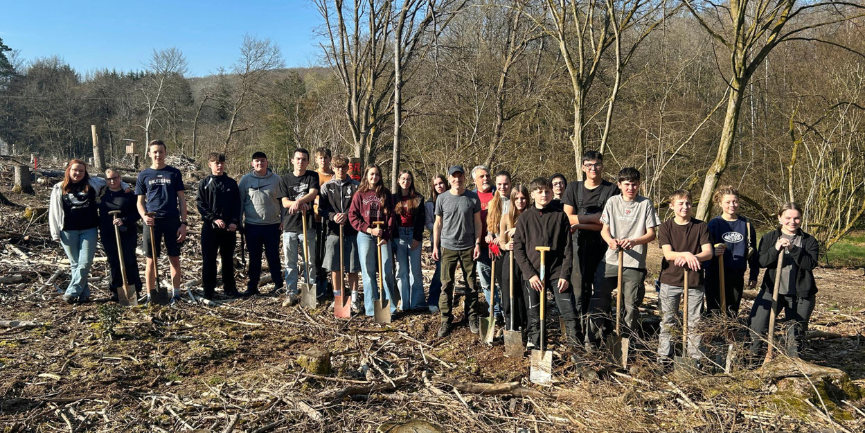 Im Rahmen ihrer Firmvorbereitung haben Jugendliche im Wald zwischen Rappweiler und Weiskirchen 500 neue Bäume gepflanzt. © Ute Kirch