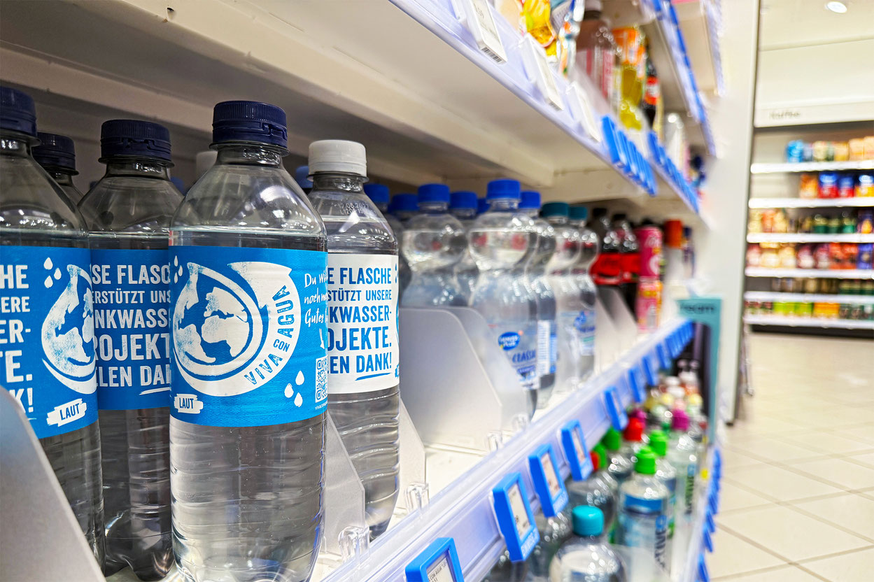 Bundesweit in ROSSMANN-Regalen: Das soziale Mineralwasser ist in zwei Sorten erhältlich. Foto: Rossmann