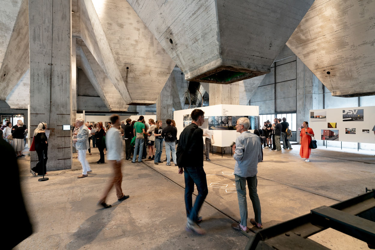 Eröffnung der Ausstellung „wir standen auf einer Anhöhe." Foto: Alexander Ratzing