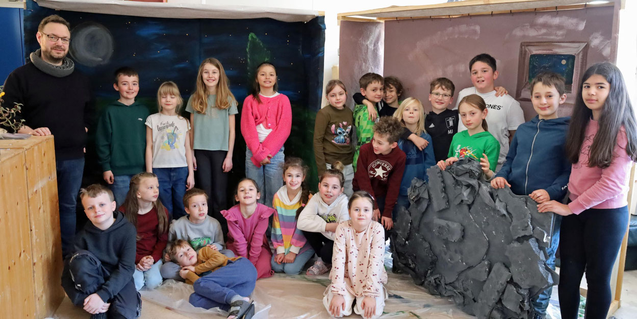 Die Drittklässler der Marienschule in Namborn bereiten mit Gemeindereferent Peter Holz (links) im Religionsunterricht einen Osterweg vor. © Ute Kirch