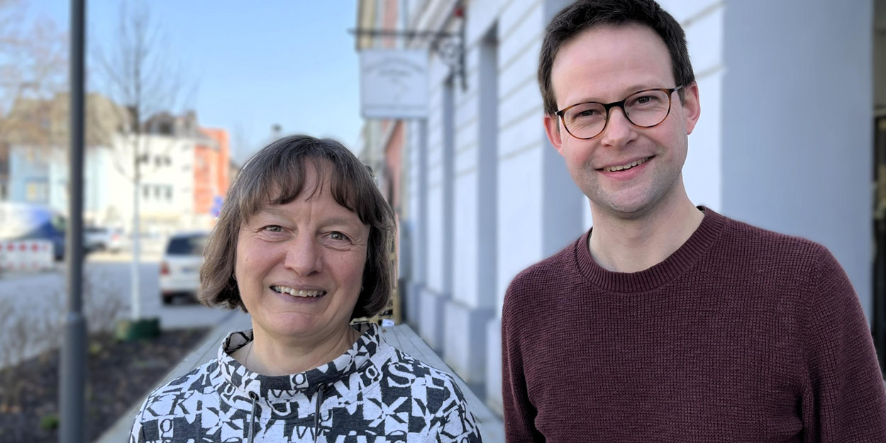 Gemeindereferentin Petra Frey und Pastoralreferent Dominik Butenkemper sind Teil des Fachteams Familienpastoral in Neuwied, das die neue FamilienKirche in Kleinmaischeid organisiert. © Julia Fröder