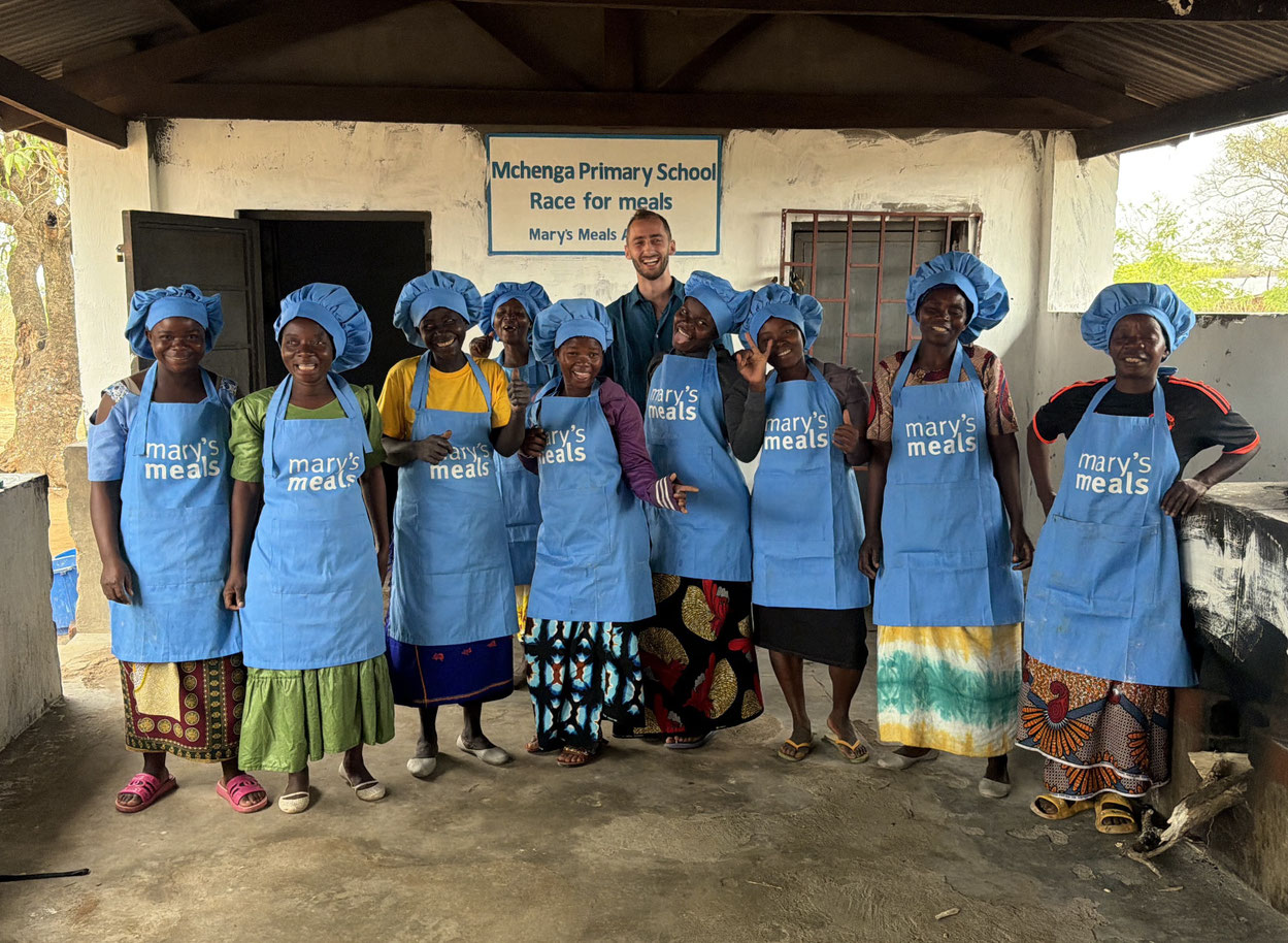 Ferdinand Habsburg mit Mary's Meals Voluntären in Malawi. Foto: @Mary's Meals
