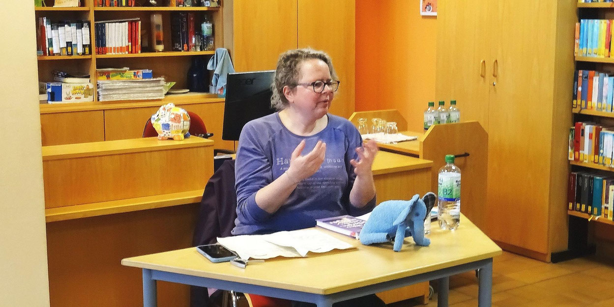 Die theologische Fachautorin und ehemalige Pfarrerin Anna Böck bei ihrem Vortrag in der Katholischen Öffentlichen Bücherei Losheim. Foto: © Ruth Müller