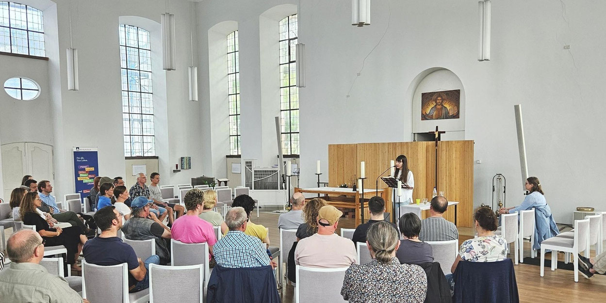 Die Autorin und Journalistin Eva Biringer berichtete in der Saarbrücker Friedenskirche von ihren Erfahrungen als frühere Alkoholabhängige. Foto: © Oliver Hilt