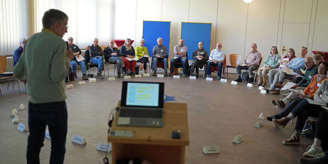Bei der Tagung für die Begräbnisleitenden in Wittlich erläutert Stefan Nober von der Fachgruppe Bestattungsdienst (links) das neue rheinland-pfälzische Bestattungsgesetz. © Stefan Endres