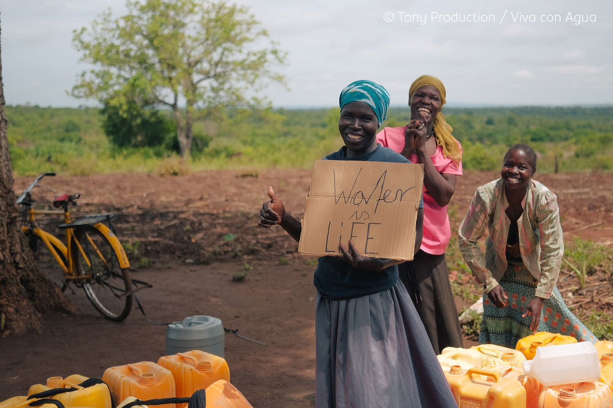 Mit jedem Kauf unterstützen Kundinnen und Kunden die weltweiten Projekte von Viva con Agua zur Trinkwasserversorgung. Foto: Tony Production / Viva con Agua