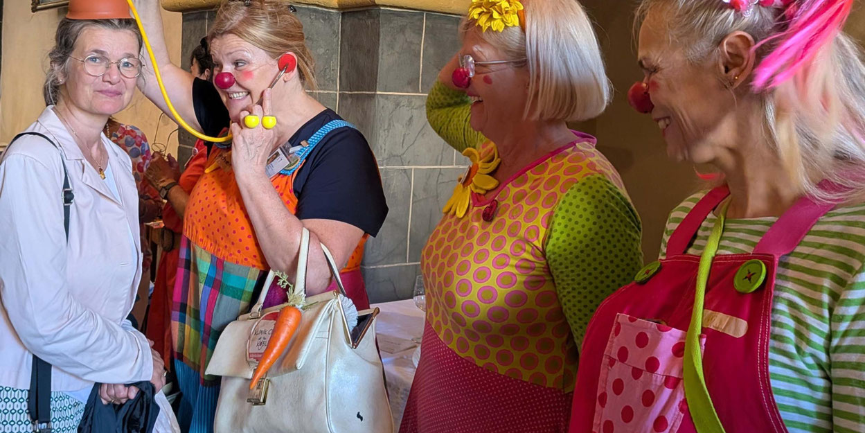 Die Klinik Clowns mit Marie-Theres Schwaab (li), die den Vorschlag für den Ehrenamtspreis eingereicht hatte. Foto: © Anette Lauf