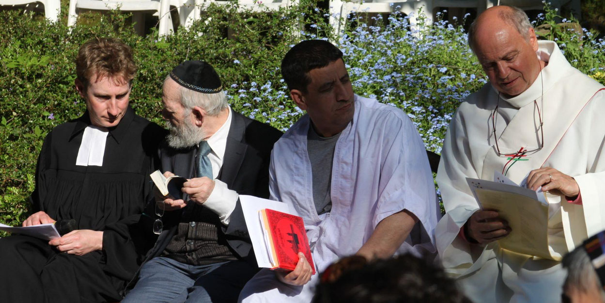 Archivfoto: Mitwirkende Geistliche der verschiedenen Religionen beim Interreligiösen Friedensgebet „auf der Grenze“ 2023. Foto: © Tim-Jochen Kahlen