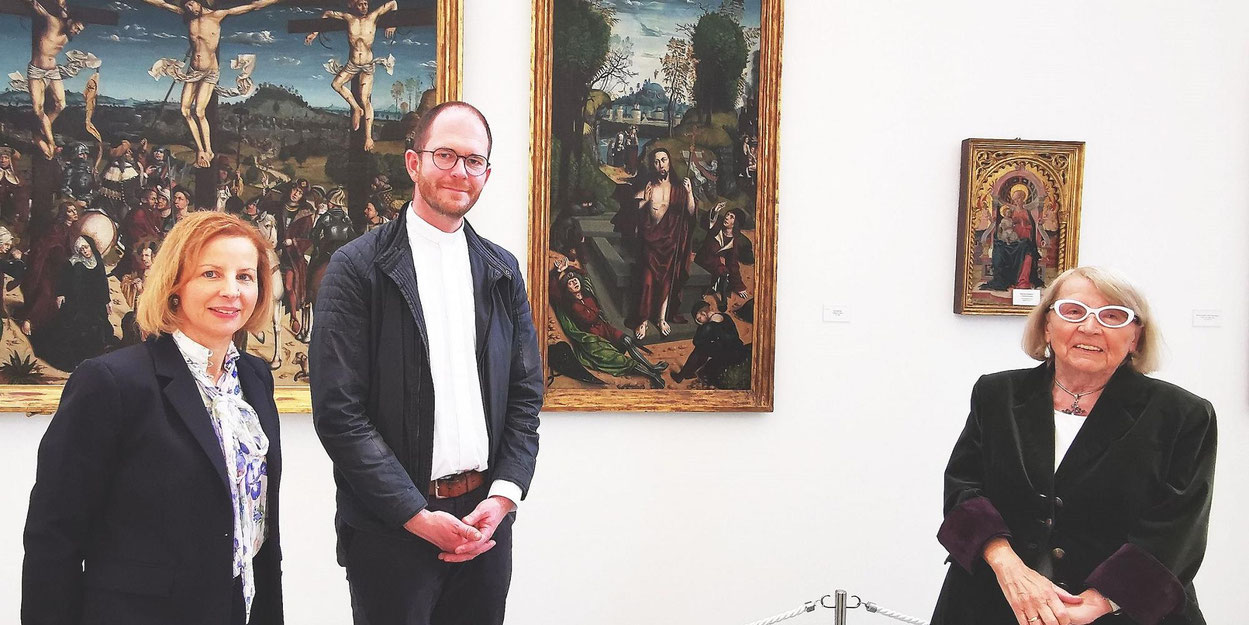 Das Kunstwerk „Die Auferstehung“ als rechter Bestandteil eines Triptychons stand im Mittelpunkt der Auslegungen im Gottesdienst. Im Bild Yvonne Meiser-Franz (links), Jugendpfarrer Thomas Hufschmidt und Ursula Meiser. © Andreas Kossmann