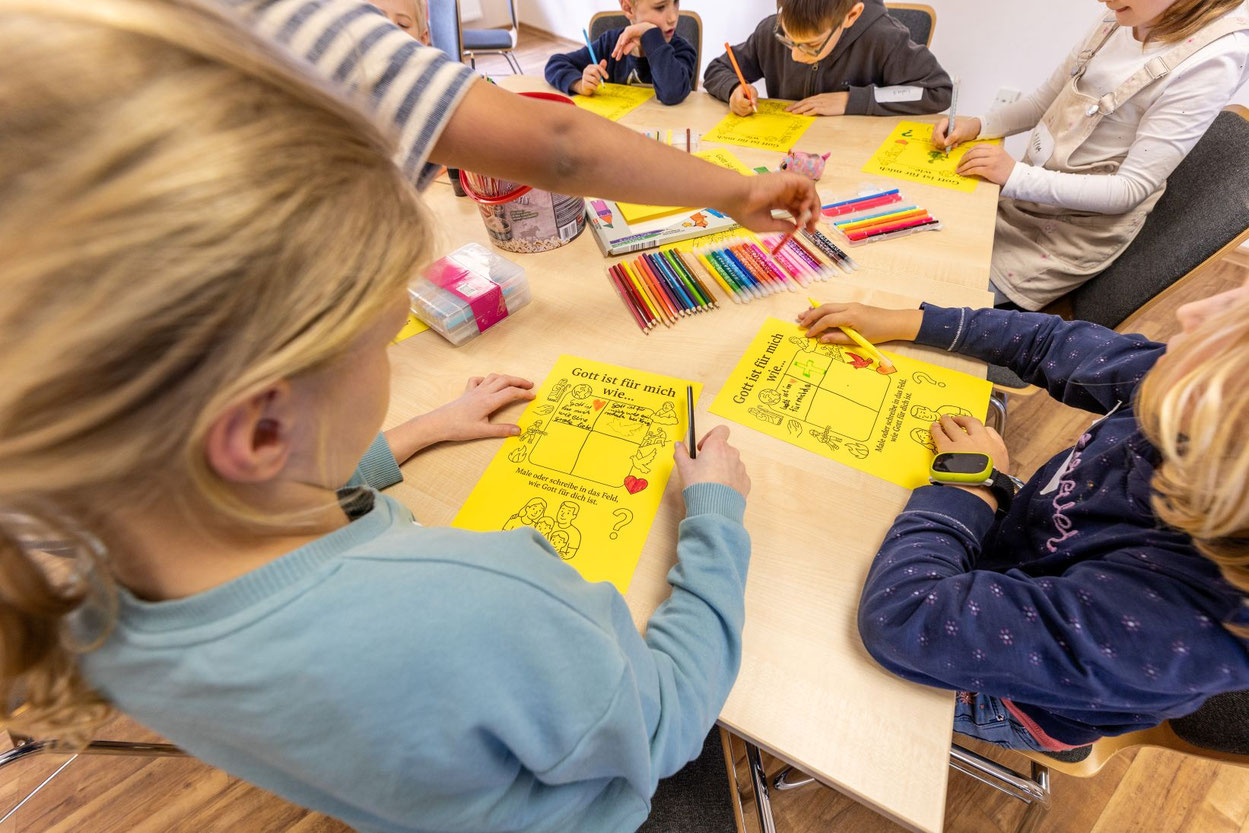 „Gott ist für mich…“: Die Kinder schreiben auf, was der Glaube für sie bedeutet. Foto: Hartmut Salzmann