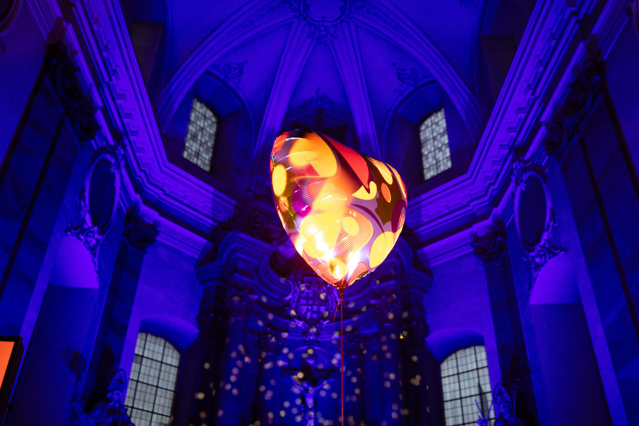 Teile der Licht- und Klanginstallation in der Stadtpfarrkirche in Fulda. ©medio.tv/schauderna