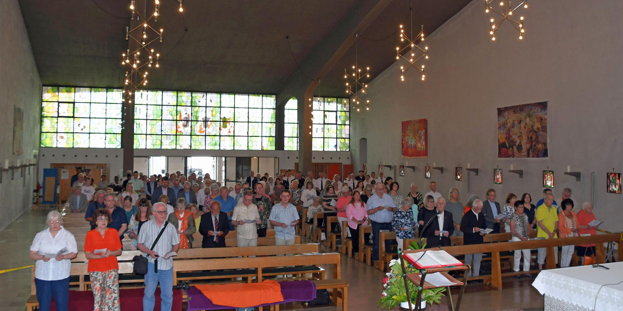 Zahlreiche Gläubige kamen zur Profanierung der Kirche St. Hildegard in Sulzbach-Neuweiler. © Oliver Morguet/BIP Saar