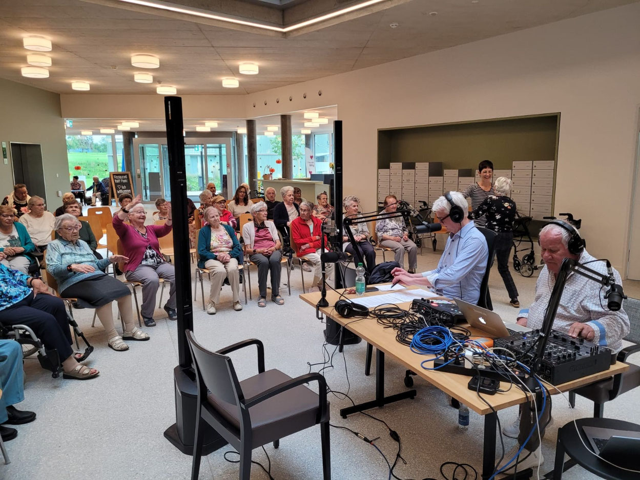 Der Moderator fordert charmant auf, mitzuschwingen – und die Bewohner im Gesundheitszentrum Biffig in Schötz lassen sich bei der Pilotsendung nicht zwei Mal bitten. Foto: Radio ü65
