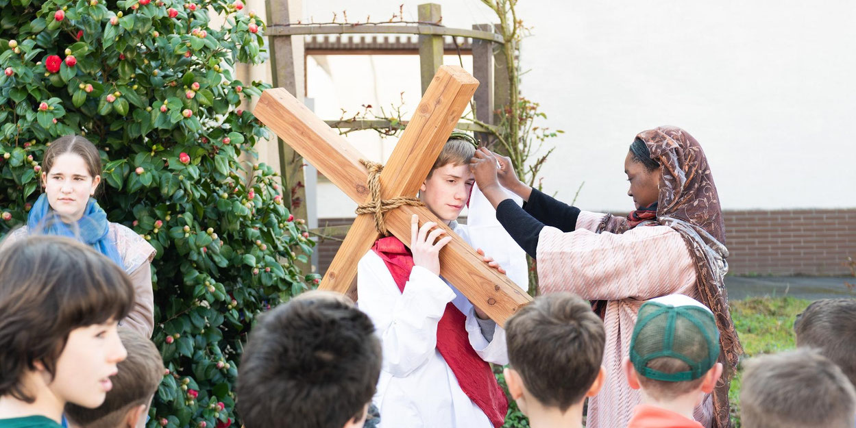Szene aus dem Passionsspiel: Jesus trägt das Kreuz. © Chris Schüller