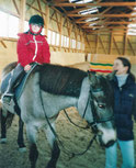 Théo, 6 ans, à l'équithérapie