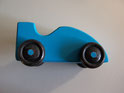 petite voiture de course bleu en bois