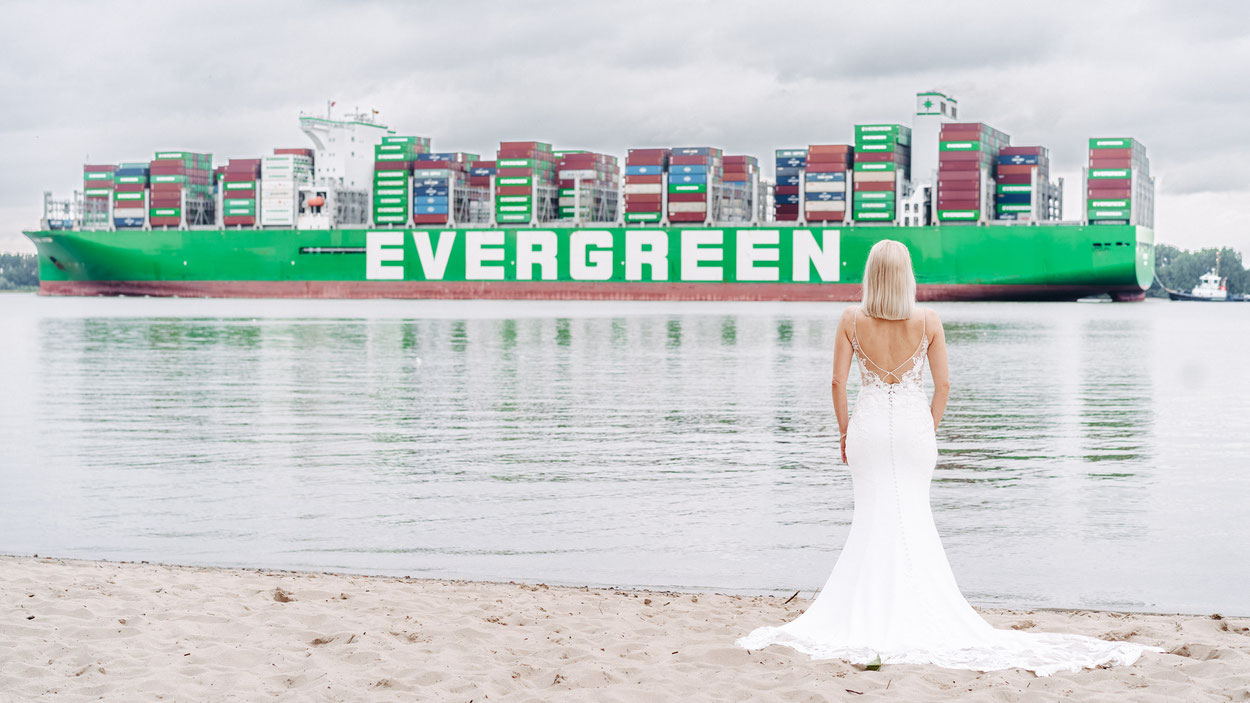 Braut am Elbstrand in Hamburg Wedel vor einem Containerschiff