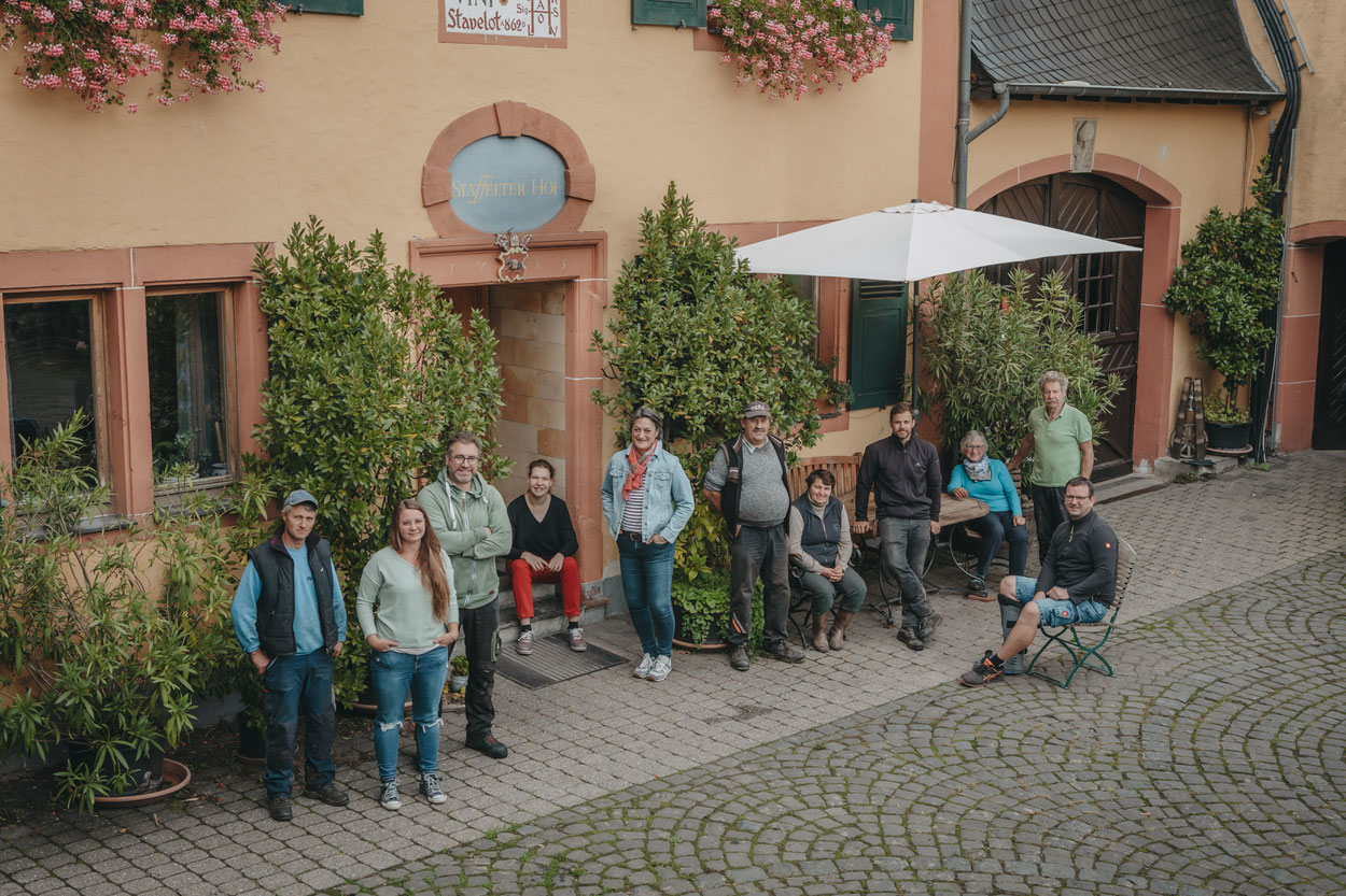 Das gesamte Team vom Weingut Staffelter Hof – jeder trägt seinen ganz persönlichen Experten-Touch zu unserem Familienunternehmen und zum Produkt bei.
