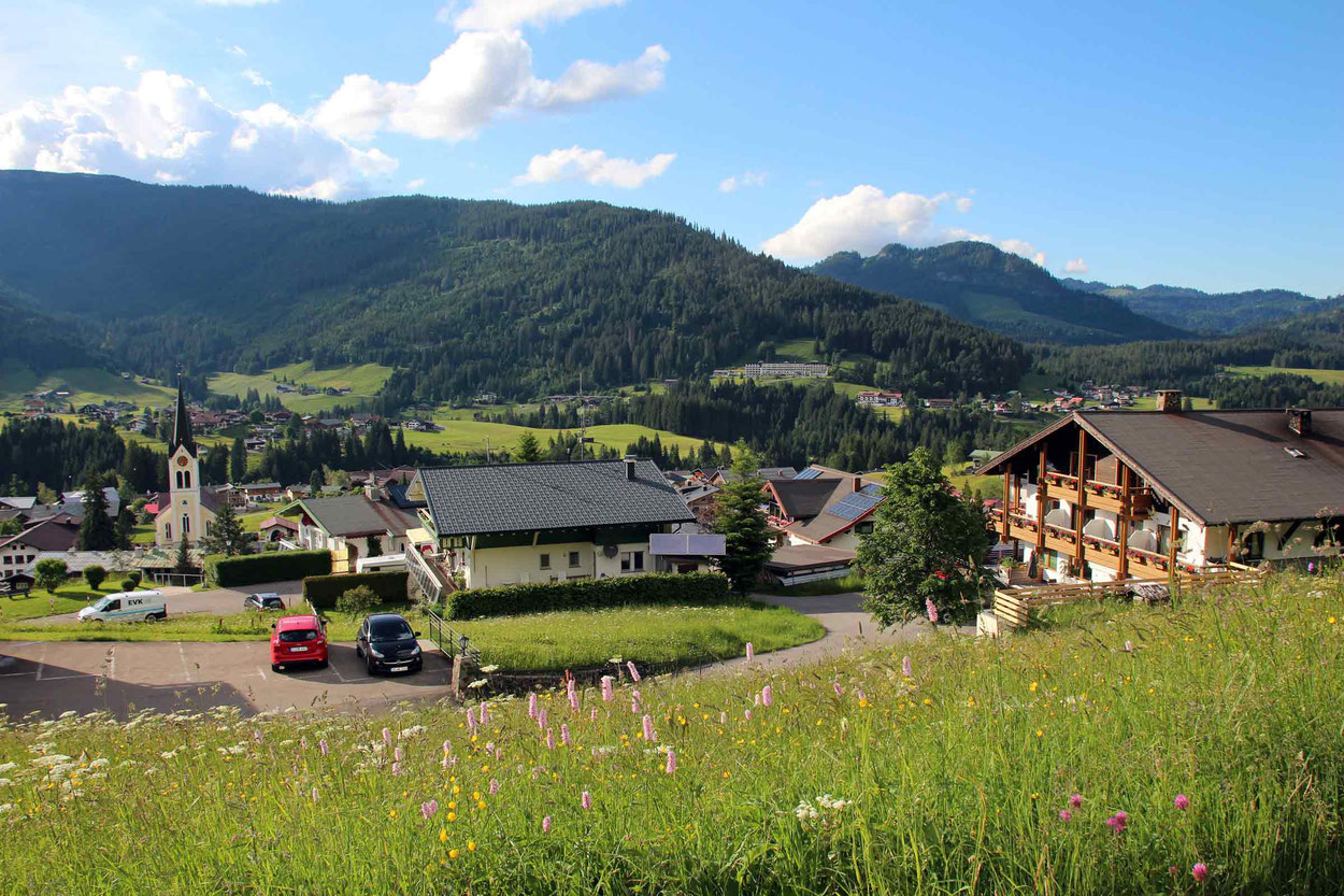 Wunderbare Aussicht auf Riezlern, über den Dächern von Riezlern.