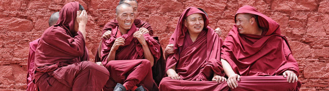 Buddhistische Mönche in einem Kloster in Tibet