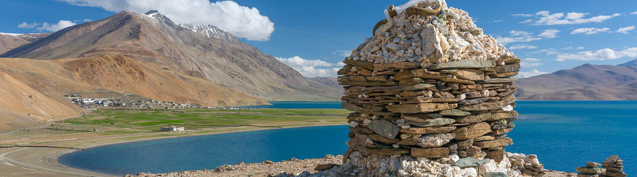 Trekking in Ladakh zum blauen See Tsomoriri - im Hintergrund der kleine Ort Korzok