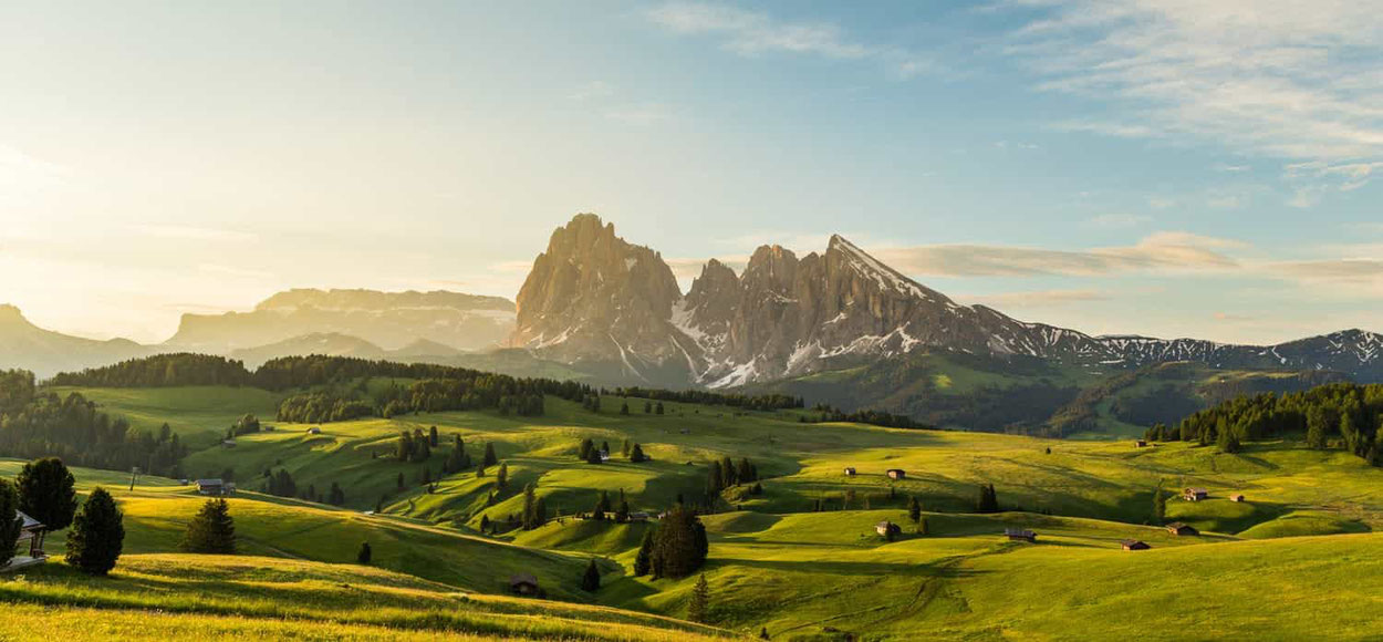 Vista panoramica sull'Alpe di Siusi in Alto Adige con le Dolomiti sullo sfondo all'alba.
