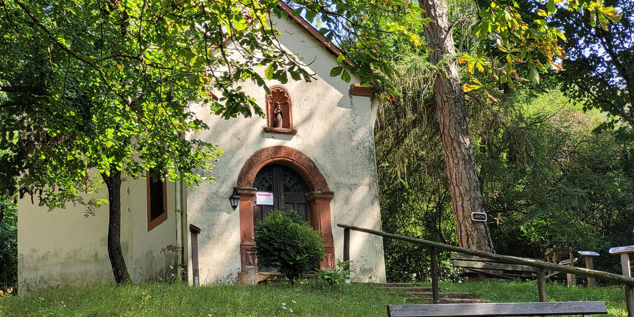 Unterstützt wird die Kreuzkapelle in Trassem. Foto:© Matthias Paulke