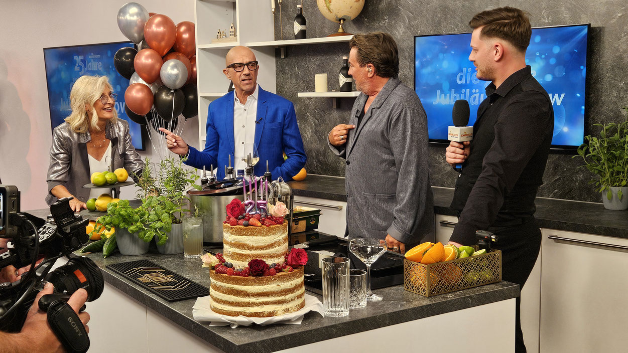Urlaubsplauderei im sonnenklar.TV Küchenstudio (v.l.:): Cheré Alice Zimmermann, Michael "Goofy" Förster, Kai Pätzmann mit Barmann David. / Foto: Steffen Wulf / sonnenklar.TV 