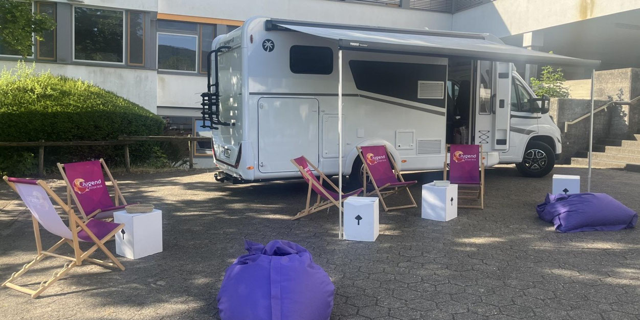 Das Jugendmobil auf dem Schulhof der IGS Zell. Foto: © Bisrgit Laux